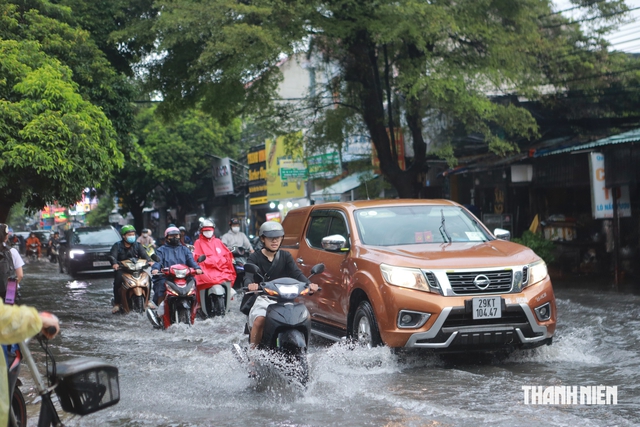 Mưa lớn giờ tan trường, nhiều học sinh ở TP.HCM lội nước về nhà - Ảnh 11.