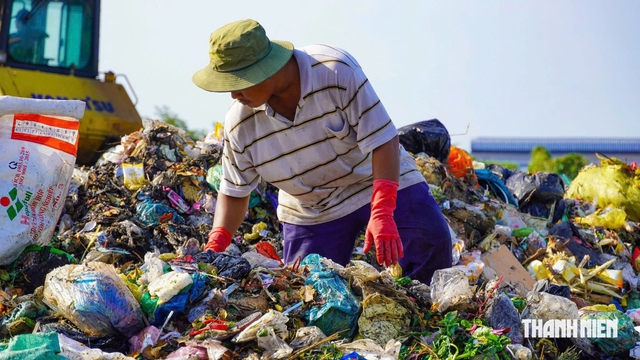 Cần Thơ xử lý 13 bãi rác quá tải, chuyển rác về Hậu Giang cũ đốt - Ảnh 1.