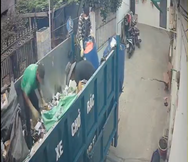 Bất bình tình trạng 'ép' đóng tiền rác tháng 13 tại TP.HCM- Ảnh 1. Bất bình tình trạng 'ép' đóng tiền rác tháng 13 tại TP.HCM- Ảnh 1.