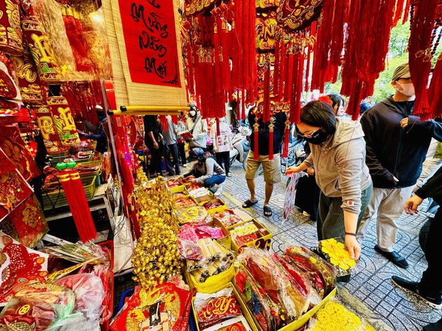 Người Sài Gòn chen chân ở Chợ Lớn sắm tết- Ảnh 10. Người Sài Gòn chen chân ở Chợ Lớn sắm tết- Ảnh 10.