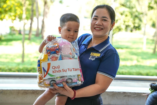 Sinh nhật chỉ nhận tiếng cười v&agrave; những c&aacute;i &ocirc;m- Ảnh 10.