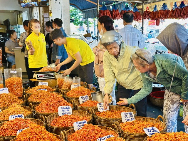 Người Sài Gòn chen chân ở Chợ Lớn sắm tết- Ảnh 1. Người Sài Gòn chen chân ở Chợ Lớn sắm tết- Ảnh 1.