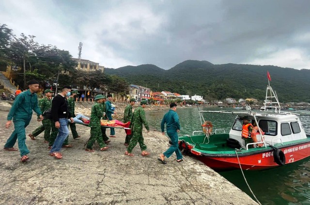 Vượt s&oacute;ng lớn đưa người d&acirc;n h&ocirc;n m&ecirc; từ đặc khu C&ugrave; Lao Ch&agrave;m v&agrave;o cấp cứu- Ảnh 1.