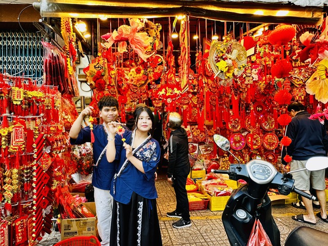 Người Sài Gòn chen chân ở Chợ Lớn sắm tết- Ảnh 11. Người Sài Gòn chen chân ở Chợ Lớn sắm tết- Ảnh 11.