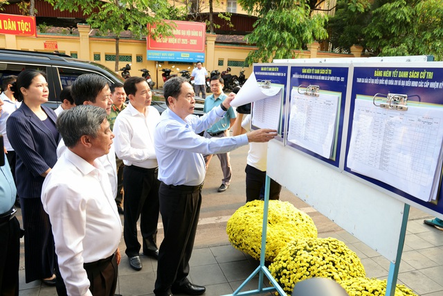 Chủ tịch Quốc hội Trần Thanh Mẫn kiểm tra khâu chuẩn bị bầu cử tại Cần Thơ - Ảnh 1.
