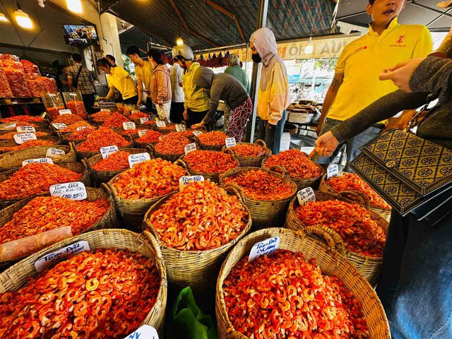 Đặc sản tết đổ bộ, sức mua tăng mạnh- Ảnh 1. Đặc sản tết đổ bộ, sức mua tăng mạnh- Ảnh 1.