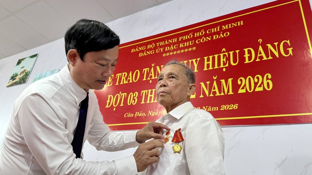 L&atilde;nh đạo Th&agrave;nh ủy TP.HCM trao Huy hiệu 60 năm tuổi Đảng tại đặc khu C&ocirc;n Đảo - Ảnh 1.