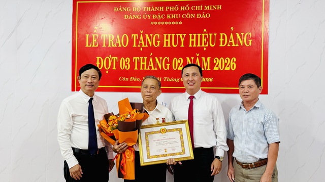 L&atilde;nh đạo Th&agrave;nh ủy TP.HCM trao Huy hiệu 60 năm tuổi Đảng tại đặc khu C&ocirc;n Đảo - Ảnh 2.