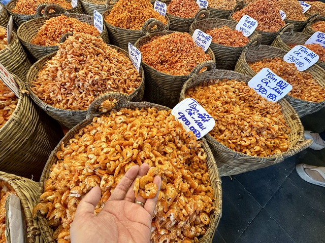 Người Sài Gòn chen chân ở Chợ Lớn sắm tết- Ảnh 2. Người Sài Gòn chen chân ở Chợ Lớn sắm tết- Ảnh 2.