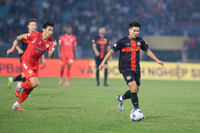 CLB CAHN thắng ho&agrave;n hảo d&ugrave; vắng HLV Polking, Ninh B&igrave;nh thua ngược đau đớn: Cuộc đua v&ocirc; địch cực n&oacute;ng - Ảnh 1.