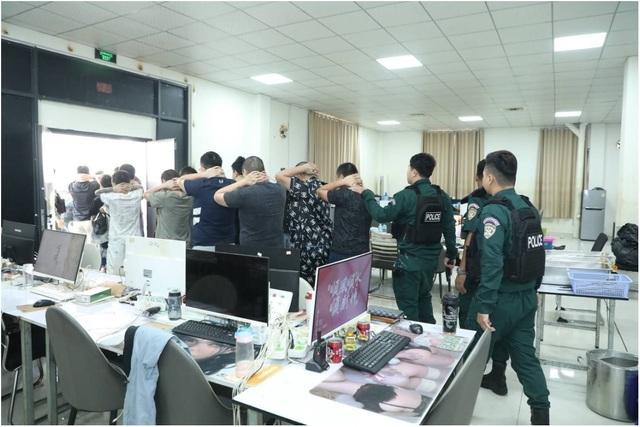 Cảnh s&aacute;t Campuchia bố r&aacute;p một trung t&acirc;m lừa đảo, bắt hơn 2.000 người nước ngo&agrave;i- Ảnh 1.