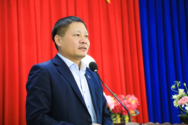 Ph&oacute; trưởng ban Tổ chức Trung ương trao qu&agrave; Tết cho người d&acirc;n Quảng Ng&atilde;i- Ảnh 2.