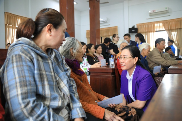 Ph&oacute; trưởng ban Tổ chức Trung ương trao qu&agrave; Tết cho người d&acirc;n Quảng Ng&atilde;i- Ảnh 5.