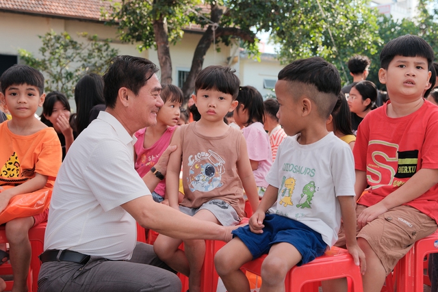 Sinh nhật chỉ nhận tiếng cười v&agrave; những c&aacute;i &ocirc;m- Ảnh 8.