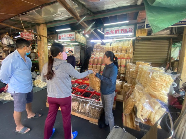 Người Sài Gòn chen chân ở Chợ Lớn sắm tết- Ảnh 8. Người Sài Gòn chen chân ở Chợ Lớn sắm tết- Ảnh 8.