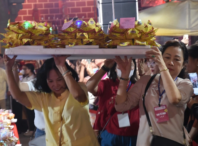 Phát lộc 10.000 tờ vé số cho bá tánh tại lễ hội chùa Ông năm 2026 - Ảnh 2.