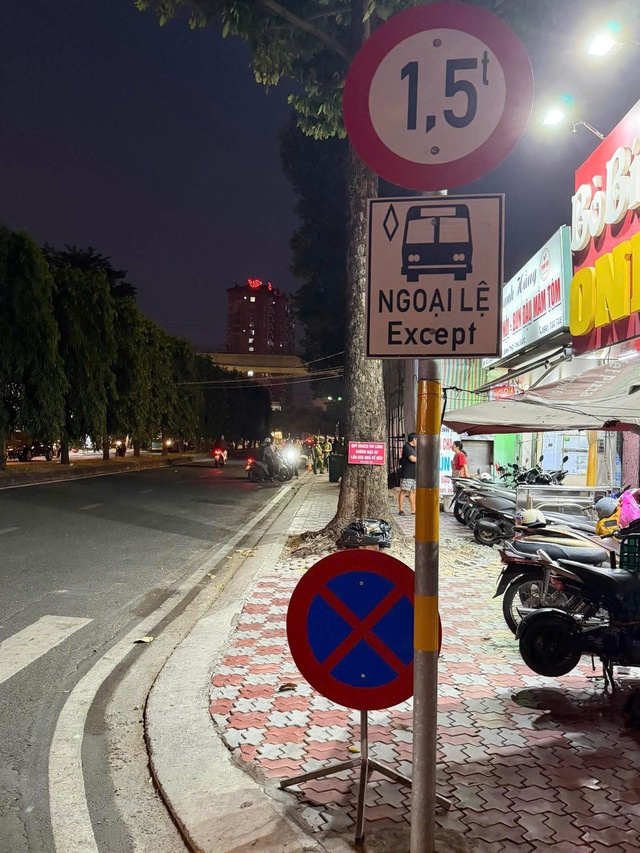 Biển cấm dừng v&agrave; đỗ xe 'lạ' ở l&agrave;ng đại học TP.HCM g&acirc;y tranh c&atilde;i - Ảnh 1.