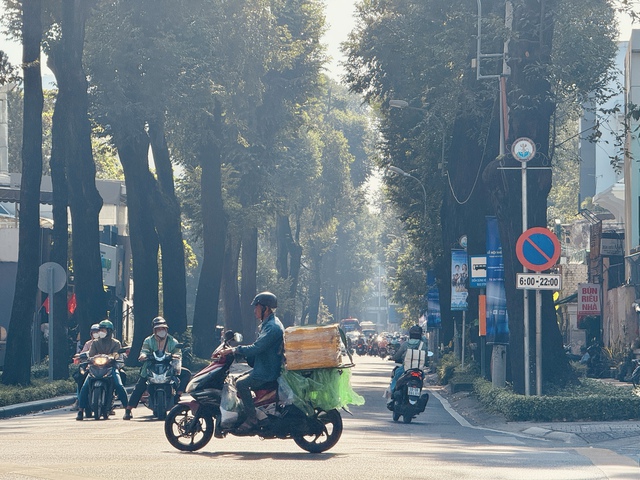 Biển cấm dừng v&agrave; đỗ xe 'lạ' ở l&agrave;ng đại học TP.HCM g&acirc;y tranh c&atilde;i - Ảnh 3.