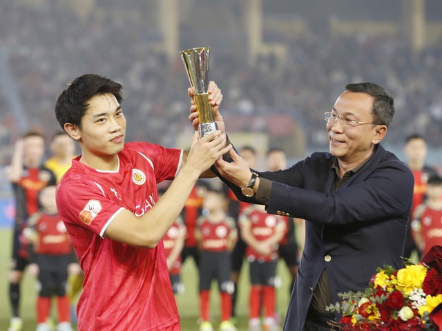 V-League t&aacute;i xuất kịch t&iacute;nh, HLV Kim Sang-sik &lsquo;săn đầu người&rsquo; đại chiến Malaysia: Đội tuyển Việt Nam cực mạnh
- Ảnh 2.