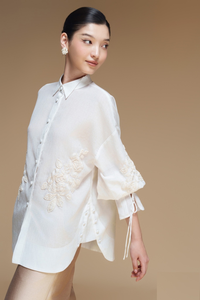 Cách phối áo sơ mi trắng, sơ mi thêu hoa đẹp nhất mùa xuân 2026- Ảnh 1.