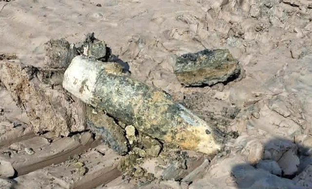 C&agrave; Mau: Cải tạo ao nu&ocirc;i t&ocirc;m bất ngờ ph&aacute;t hiện đầu đạn ph&aacute;o - Ảnh 1.