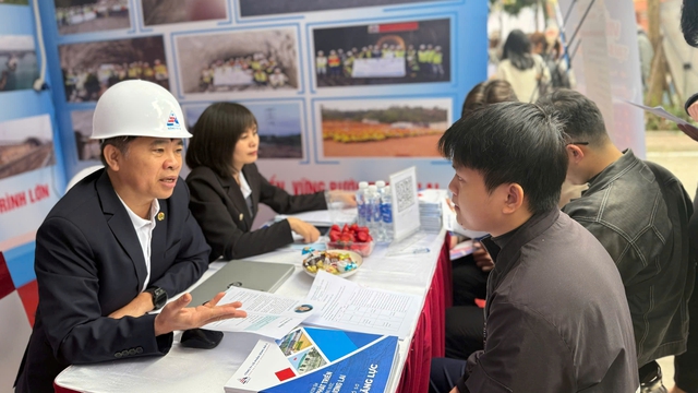 Nhiều vị tr&iacute; việc l&agrave;m chờ sinh vi&ecirc;n tại Ng&agrave;y hội việc l&agrave;m ĐH thủy lợi 2026 - Ảnh 1.