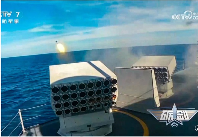 T&agrave;u chiến Trung Quốc cảnh b&aacute;o m&aacute;y bay nước ngo&agrave;i gần Đ&agrave;i Loan bằng t&ecirc;n lửa? - Ảnh 1.