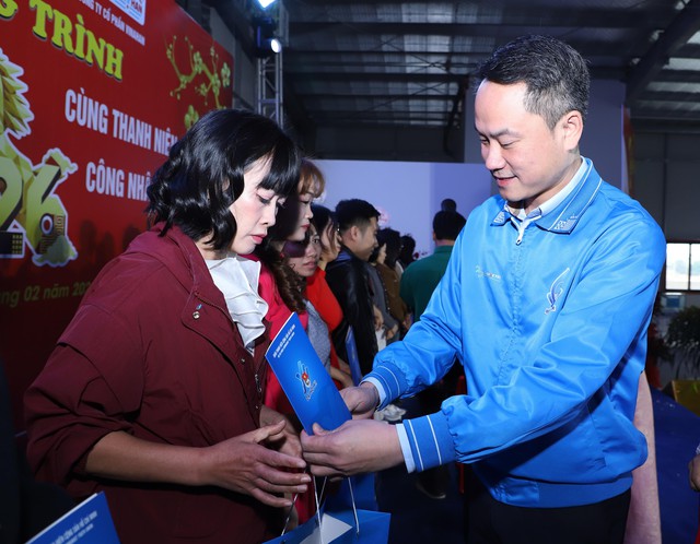 T.Ư Đoàn trao quà tết cho thanh niên công nhân tại Bắc Ninh- Ảnh 2. T.Ư Đoàn trao quà tết cho thanh niên công nhân tại Bắc Ninh- Ảnh 2.