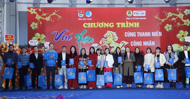 T.Ư Đoàn trao quà tết cho thanh niên công nhân tại Bắc Ninh- Ảnh 1. T.Ư Đoàn trao quà tết cho thanh niên công nhân tại Bắc Ninh- Ảnh 1.