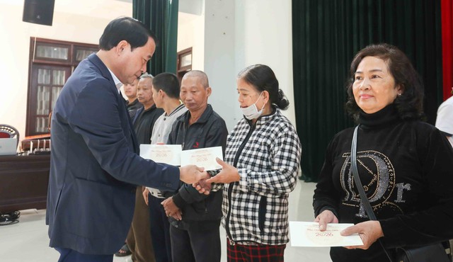 Gi&uacute;p người d&acirc;n kh&oacute; khăn c&oacute; c&aacute;i tết ấm c&uacute;ng hơn- Ảnh 2.