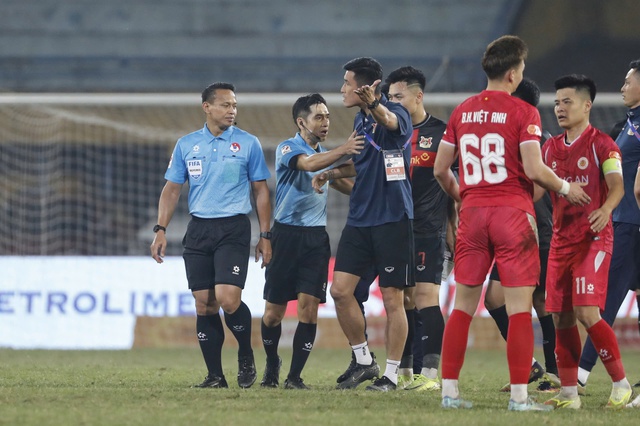 Trọng t&agrave;i Malaysia bị Ninh B&igrave;nh phản ứng dữ dội v&igrave; thu hồi thẻ v&agrave;ng của Đ&igrave;nh Trọng: L&yacute; do 'quay xe' l&agrave;...- Ảnh 4.
