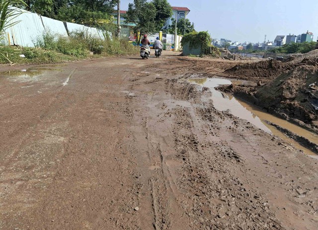 Xe ben l&agrave;m rơi đất đ&aacute; xuống đường- Ảnh 1.