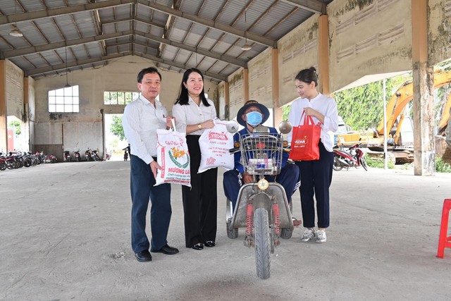 Vedan trao hơn 1.000 phần qu&agrave; Tết cho hộ kh&oacute; khăn- Ảnh 1.