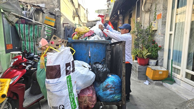 Nỗi L&ograve;ng người gom r&aacute;c: Xin đừng gọi l&agrave; "tiền r&aacute;c th&aacute;ng 13" - Ảnh 3.