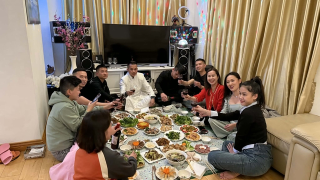 Người Việt ở Anh huy động cả nh&agrave; g&oacute;i b&aacute;nh chưng, gi&ograve; chả vẫn kh&ocirc;ng đủ b&aacute;n- Ảnh 8.