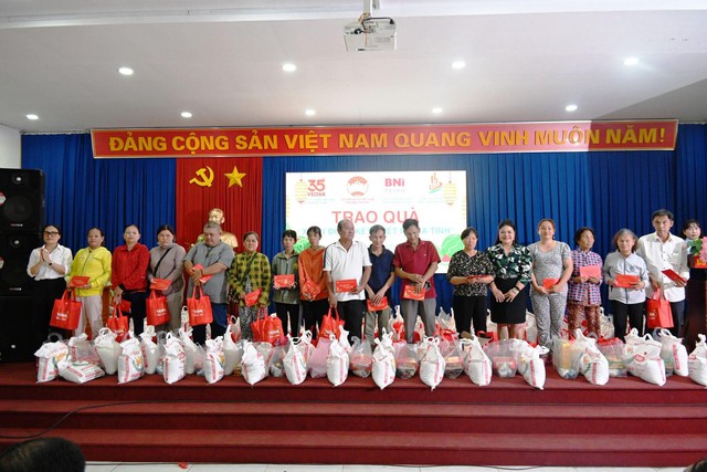 Vedan trao hơn 1.000 phần qu&agrave; Tết cho hộ kh&oacute; khăn- Ảnh 2.