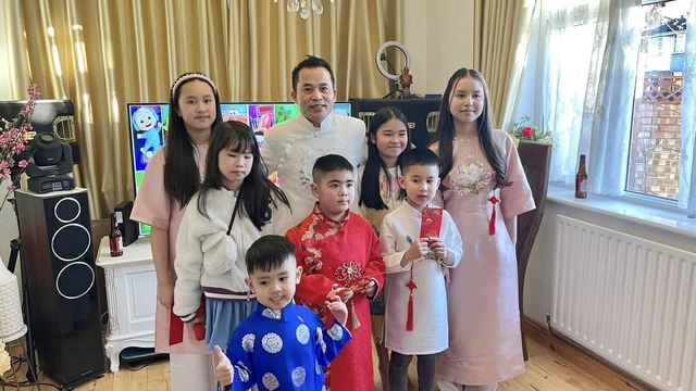 Người Việt ở Anh huy động cả nh&agrave; g&oacute;i b&aacute;nh chưng, gi&ograve; chả vẫn kh&ocirc;ng đủ b&aacute;n- Ảnh 7.