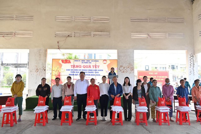 Vedan trao hơn 1.000 phần qu&agrave; Tết cho hộ kh&oacute; khăn- Ảnh 3.