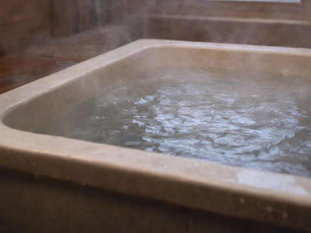 Tắm nước n&oacute;ng khi về qu&ecirc; m&ugrave;a lạnh: người huyết &aacute;p cao cần cẩn trọng g&igrave;? - Ảnh 1.