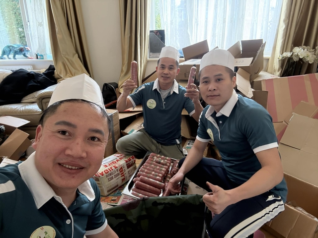 Người Việt ở Anh huy động cả nh&agrave; g&oacute;i b&aacute;nh chưng, gi&ograve; chả vẫn kh&ocirc;ng đủ b&aacute;n- Ảnh 3.