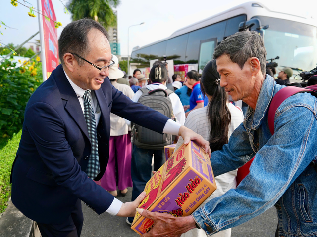 Ấm l&ograve;ng với tấm v&eacute; nghĩa t&igrave;nh về qu&ecirc; ăn Tết sum vầy 2026 - Ảnh 1.