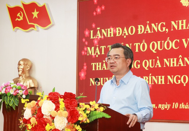 Ủy vi&ecirc;n Bộ Ch&iacute;nh trị Nguyễn Thanh Nghị thăm, tặng qu&agrave; tết ở C&agrave; Mau - Ảnh 1.