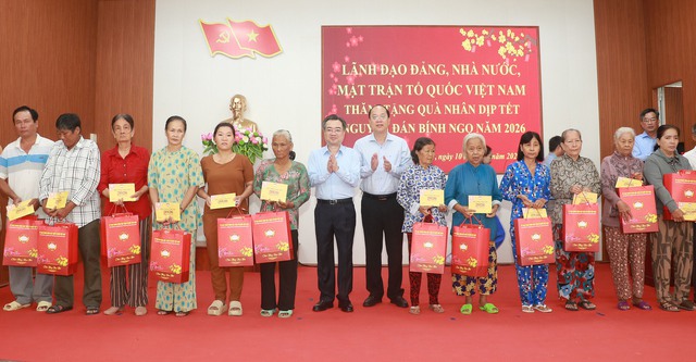 Ủy vi&ecirc;n Bộ Ch&iacute;nh trị Nguyễn Thanh Nghị thăm, tặng qu&agrave; tết ở C&agrave; Mau - Ảnh 2.