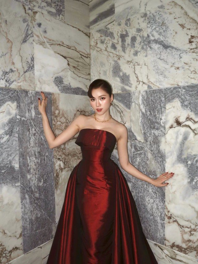 Váy đỏ ngày Tết mang ý nghĩa may mắn và khí chất rạng rỡ đầu xuân  - Ảnh 8.