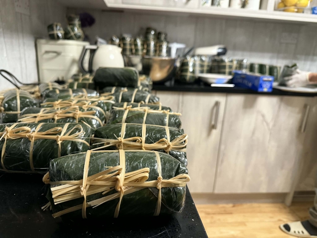 Người Việt ở Anh huy động cả nh&agrave; g&oacute;i b&aacute;nh chưng, gi&ograve; chả vẫn kh&ocirc;ng đủ b&aacute;n- Ảnh 2.