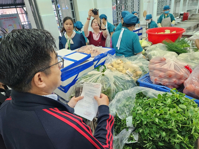 C&ocirc;ng khai nguồn gốc xuất xứ thực phẩm trong bữa ăn b&aacute;n tr&uacute; - Ảnh 1.