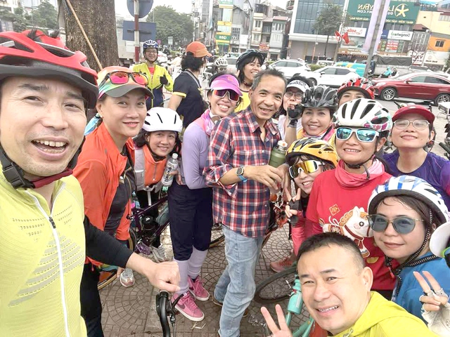 Nh&oacute;m đạp xe mừng xu&acirc;n B&iacute;nh Ngọ 2026 vẽ h&igrave;nh ngựa ấn tượng tại H&agrave; Nội - Ảnh 2.