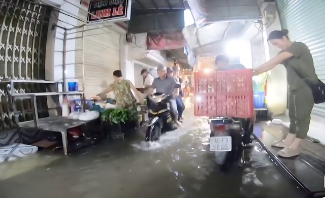 Tiểu thương khổ v&igrave; chợ xuống cấp cận tết- Ảnh 2.