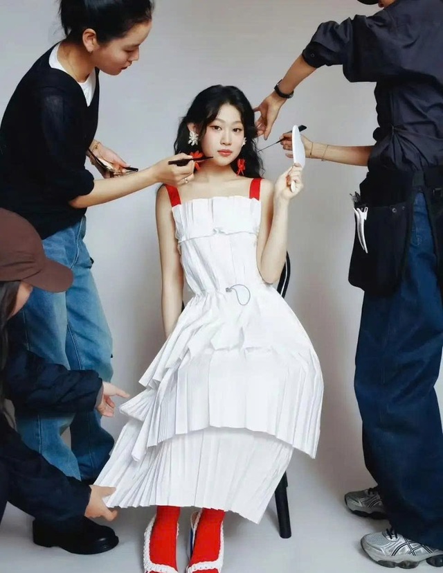 Nhan sắc v&agrave; t&agrave;i năng c&oacute; hạn nhưng sao nữ n&agrave;y vẫn được Th&agrave;nh Long n&acirc;ng đỡ - Ảnh 1.