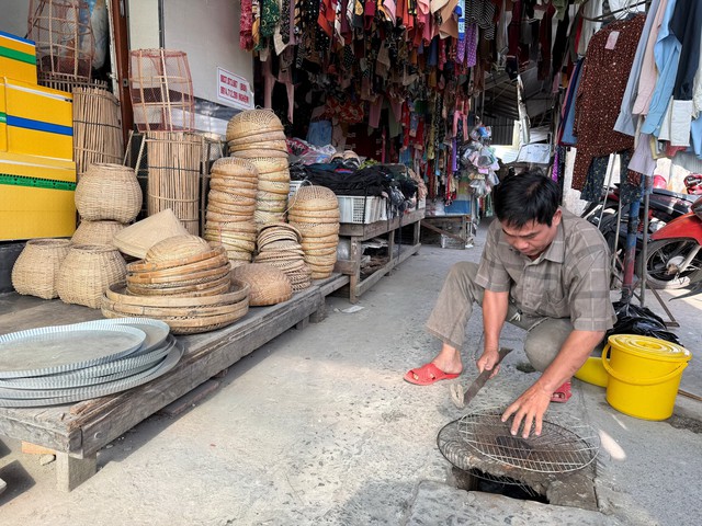 Tiểu thương khổ v&igrave; chợ xuống cấp cận tết- Ảnh 4.